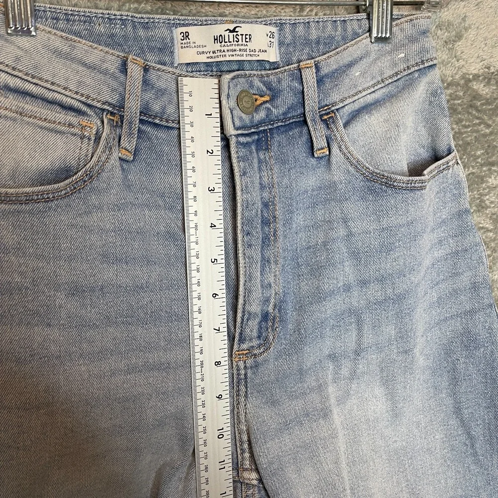 Hollister Women 90s Loose Curvy Ultra High Rise Dad Light Wash Denim Jean 3